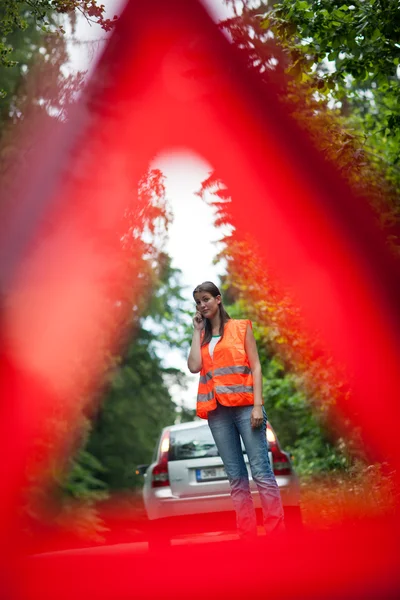 Młoda kobieta kierowca wzywający służby drogowej — Zdjęcie stockowe