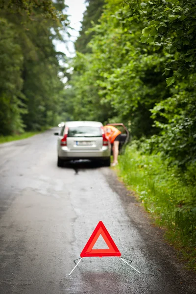 Jovem motorista feminino depois que seu carro quebrou — Fotografia de Stock