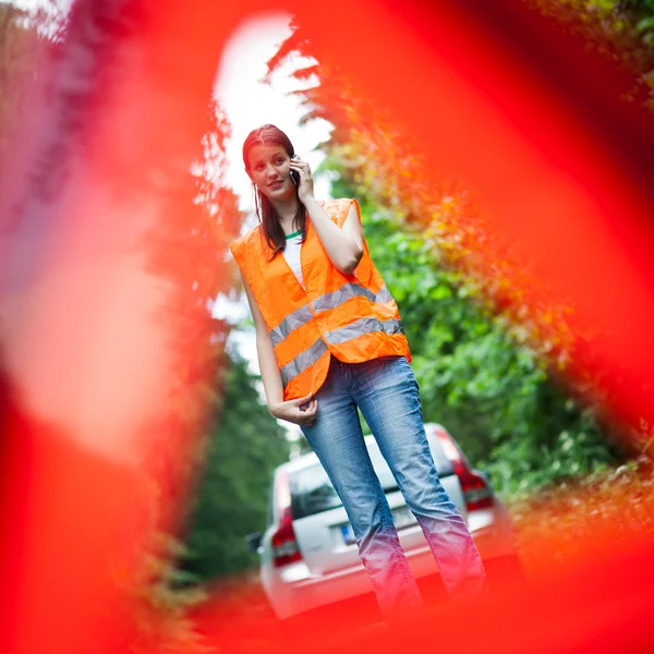 Fiatal női járművezető hívja a közúti szolgálatot — Stock Fotó