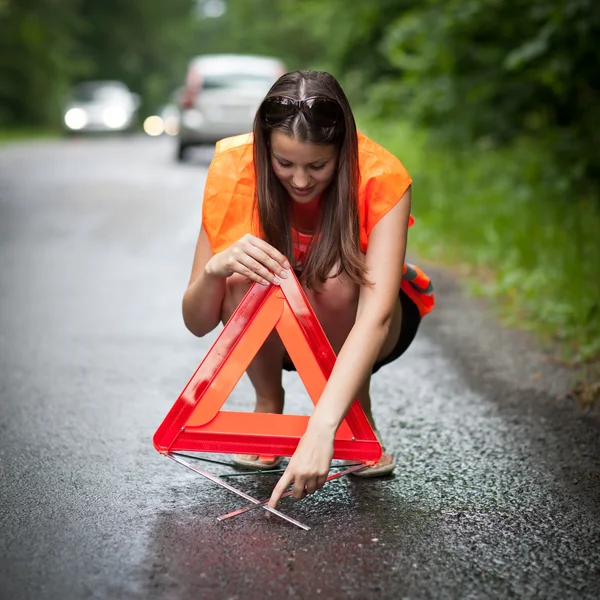 Jovem motorista feminino depois que seu carro quebrou — Fotografia de Stock
