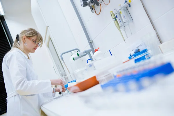 Vrouwelijke onderzoeker tot onderzoek proeven in een lab — Stockfoto