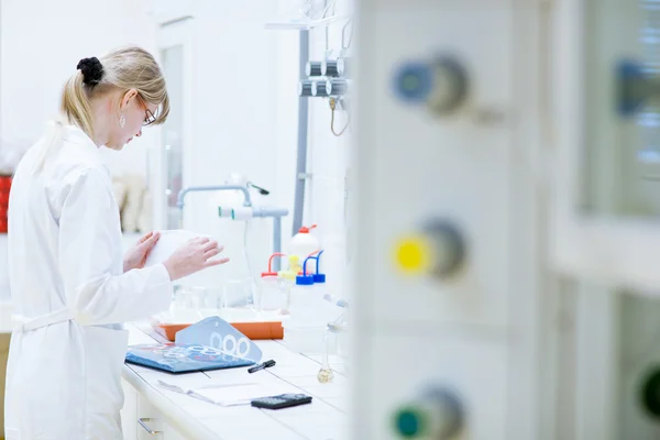 Female researcher carrying out research experiments in a lab — Stock Photo, Image