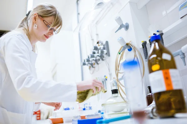 Kobieta naukowiec przeprowadzanie eksperymentów badawczych w laboratorium — Zdjęcie stockowe