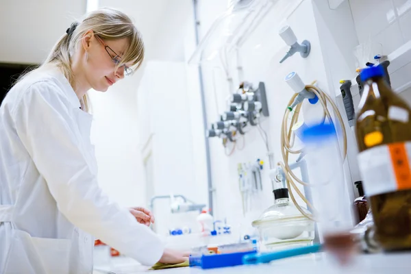 Female researcher carrying out research experiments in a lab — Stock Photo, Image
