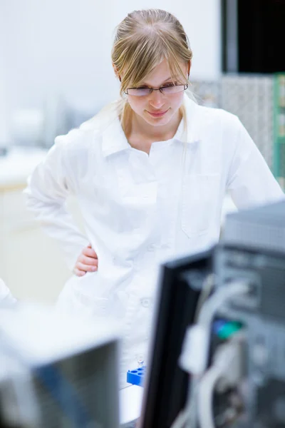 进行研究实验是在实验室的女研究员 — 图库照片