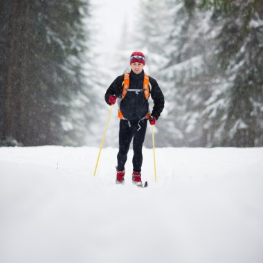 cross-country kayak: genç adam cross-country kayağı