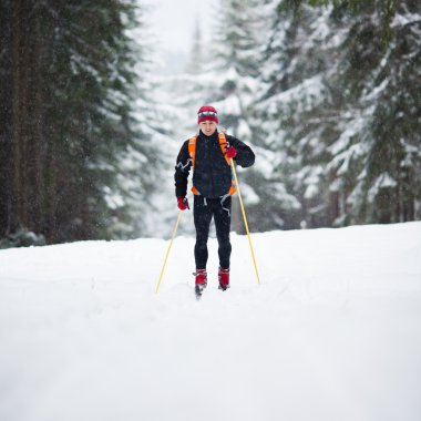 cross-country kayak: genç adam cross-country kayağı