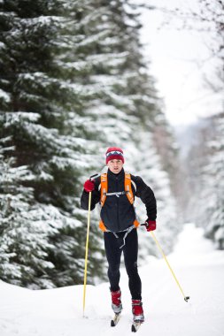 cross-country kayak: genç adam cross-country kayağı