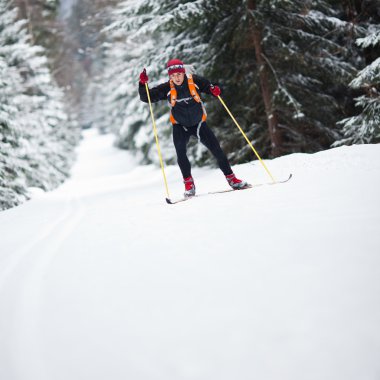 cross-country kayak: genç adam cross-country kayağı