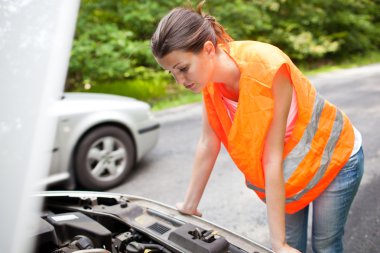 Ona araba kırık motor üzerinde bükme genç kadın sürücü