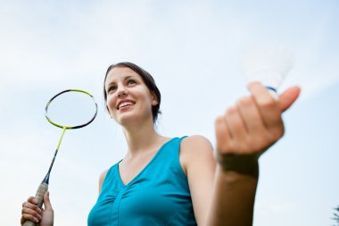 güzel genç bayan bir şehir parkı badminton oynarken