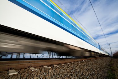 güzel yaz günlerinde bir köprünün altından geçen hızlı tren