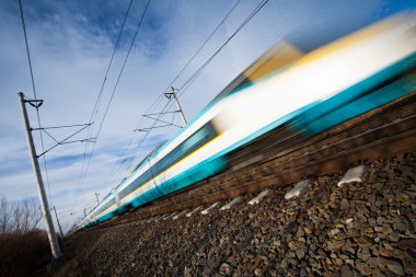 güzel yaz günlerinde bir köprünün altından geçen hızlı tren