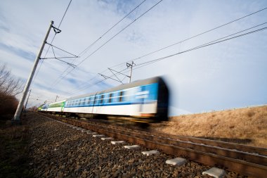 güzel yaz günlerinde bir köprünün altından geçen hızlı tren