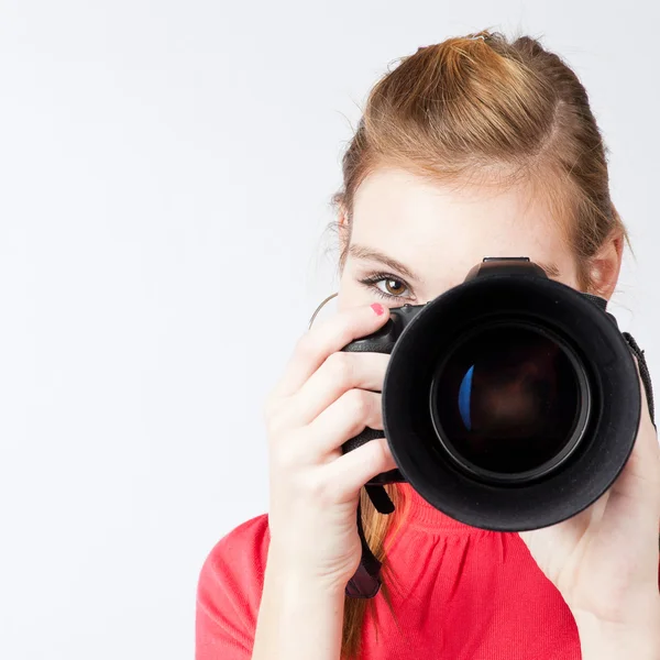 Fotógrafa bonita e feminina com a sua câmara digital — Fotografia de Stock