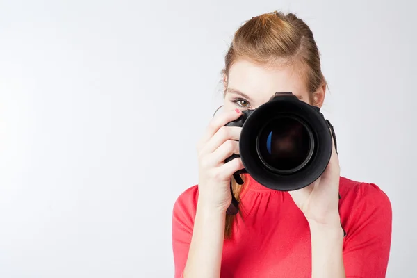 Jolie photographe féminine avec son appareil photo numérique — Photo