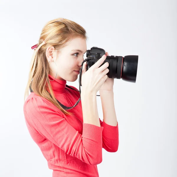 Bella, fotografa femminile con la sua macchina fotografica digitale — Foto Stock
