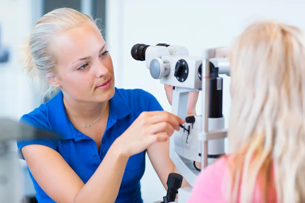 Uma jovem e bonita paciente com os olhos examinados — Fotografia de Stock