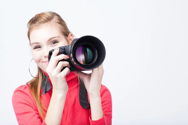 Vacker, kvinnlig fotograf med hennes digitalkamera — Stockfoto