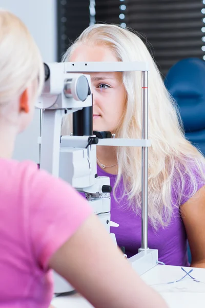 Bonita, joven paciente femenina que tiene sus ojos examinados — Foto de Stock