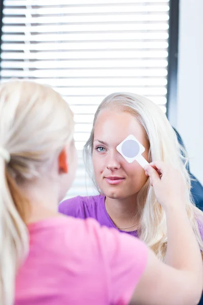 Hübsche, junge Patientin lässt ihre Augen untersuchen — Stockfoto