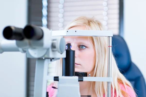 Ładna, młoda kobieta pacjenta o jej oczy badane — Zdjęcie stockowe