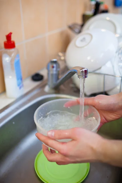 Mycie naczynia - kobieta ręce płukania dania — Zdjęcie stockowe