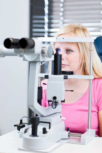 Hübsche, junge Patientin lässt ihre Augen untersuchen — Stockfoto