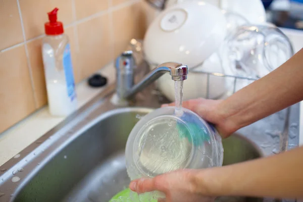 Yemekleri - bulaşık durulama kadın el yıkama — Stok fotoğraf