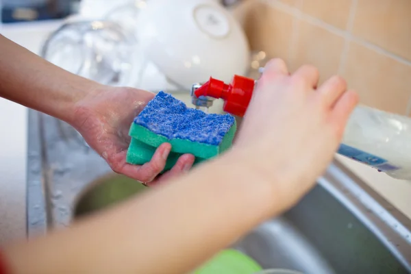 Mycie naczynia - kobieta ręce płukania dania — Zdjęcie stockowe