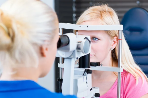 Hübsche, junge Patientin lässt ihre Augen untersuchen — Stockfoto