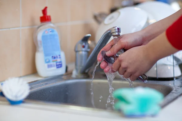 Mytí nádobí - žena ruce oplachování nádobí — Stock fotografie