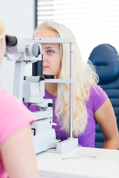 Ładna, młoda kobieta pacjenta o jej oczy badane — Zdjęcie stockowe