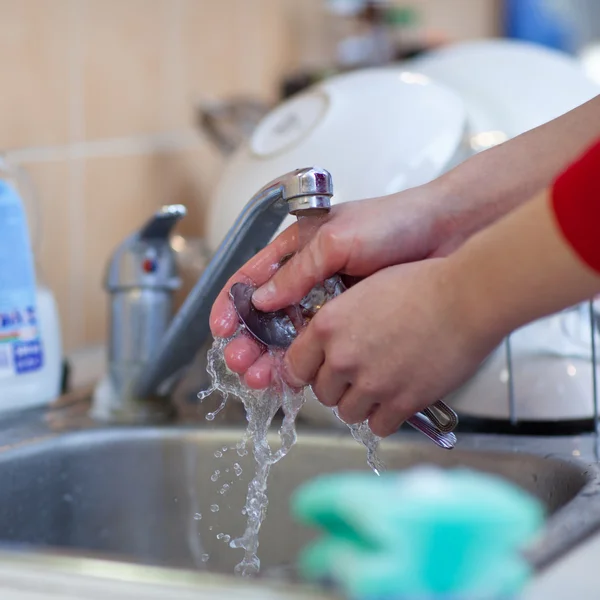 Wassen van de gerechten - vrouw handen spoelen gerechten — Stockfoto