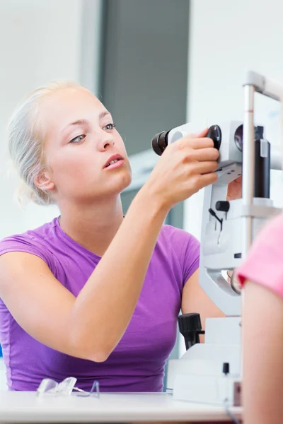 Optometrie-Konzept - Porträt einer jungen hübschen Optikerin — Stockfoto