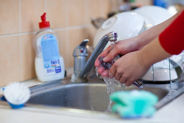 Yemekleri - bulaşık durulama kadın el yıkama — Stok fotoğraf