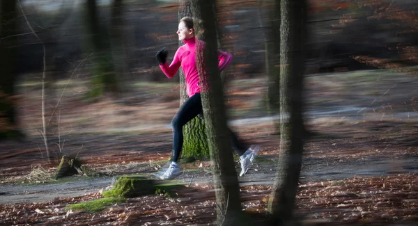 Mladá žena běží venku v městském parku — Stock fotografie