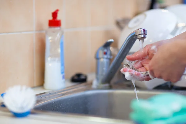Lavaggio dei piatti - mani di donna che risciacquano piatti — Foto Stock