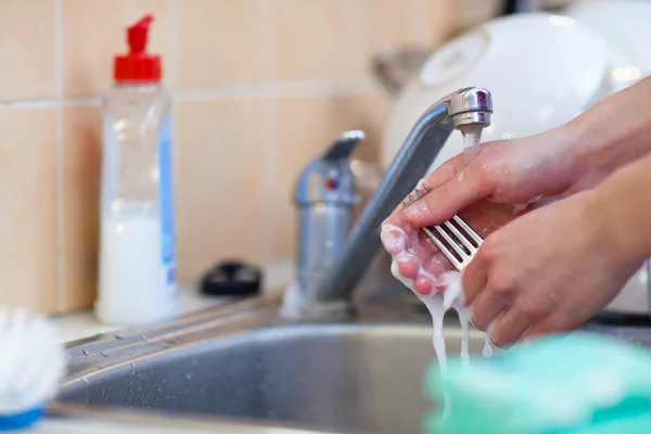 Lavagem dos pratos - mãos de mulher lavar pratos — Fotografia de Stock