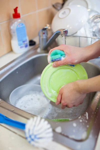 Washing of the dishes - woman hands rinsing dishes — Stock Photo, Image
