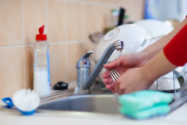 Мытье посуды - мытье посуды женскими руками — стоковое фото