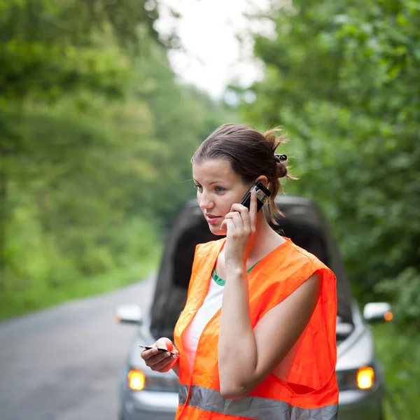 Jonge vrouwelijke bestuurder, roepen de dienst/wegenwacht — Stockfoto