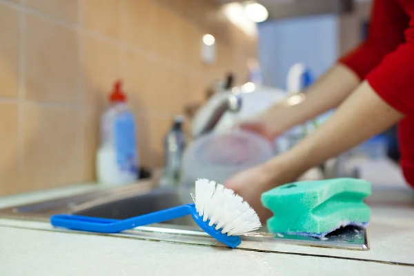 Мытье посуды - мытье посуды женскими руками — стоковое фото
