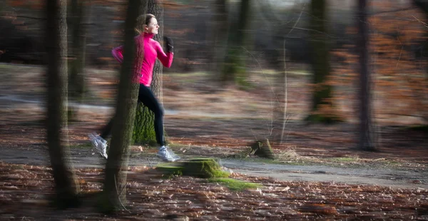 Νεαρή γυναίκα που τρέχει σε εξωτερικούς χώρους σε ένα πάρκο της πόλης — Φωτογραφία Αρχείου