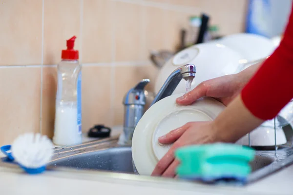Tvätta rätter - kvinna händer sköljning rätter — Stockfoto
