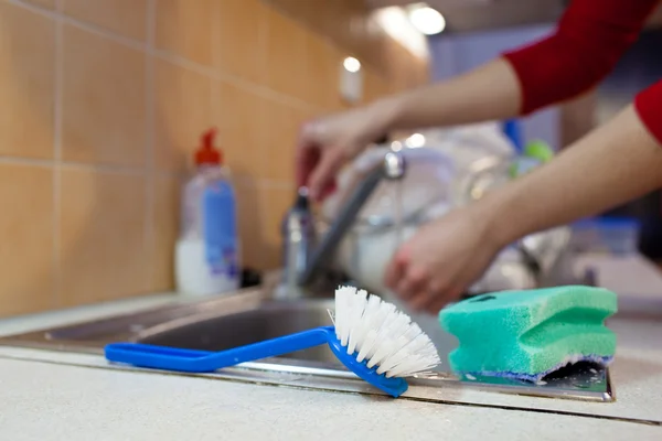 Lavagem dos pratos - mãos de mulher lavar pratos — Fotografia de Stock