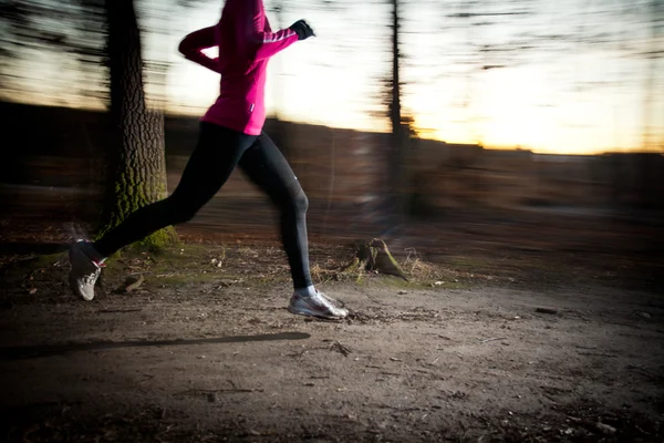 Νεαρή γυναίκα που τρέχει σε εξωτερικούς χώρους σε ένα πάρκο της πόλης — Φωτογραφία Αρχείου