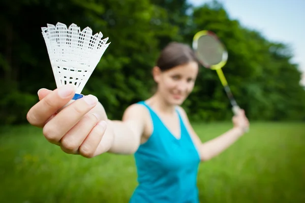 Hübsche, junge Frau spielt Badminton im Stadtpark — Stockfoto