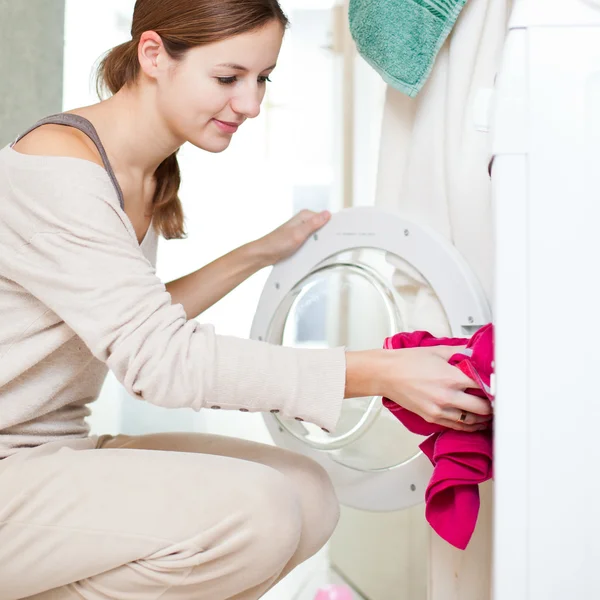Ménage : jeune femme faisant la lessive — Photo