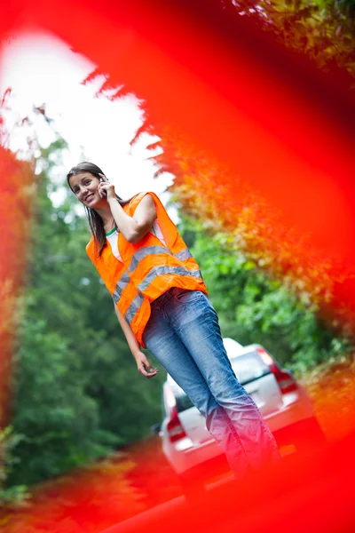 Молода жінка-водій, яка викликає службу/допомогу на дорозі — стокове фото